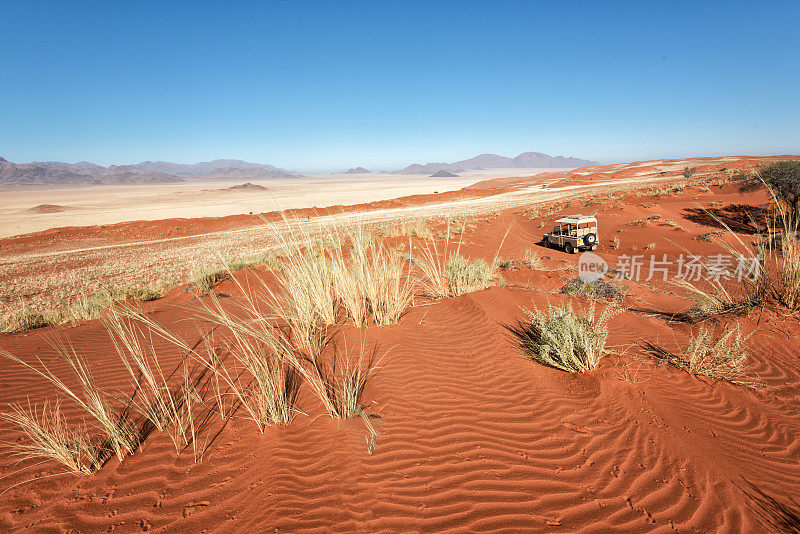 4 × 4越野车在沙丘景观纳米布兰德自然保护区，纳米比亚